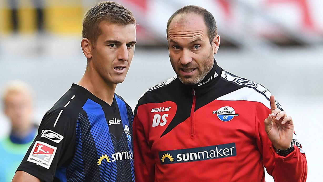 Paderborns Co-Trainer Daniel Scherning (r.) gibt SCP-Innenverteidiger Uwe Hünemeier taktische Anweisungen. | © Marc Köppelmann