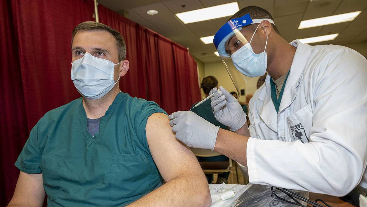 Kleiner Pieks mit großer Hoffnung und vielen Fragen drumherum: Die Spritze mit dem Biontech–Impfstoff gibt’ s in den Oberarm. | © imago images/ZUMA Wire