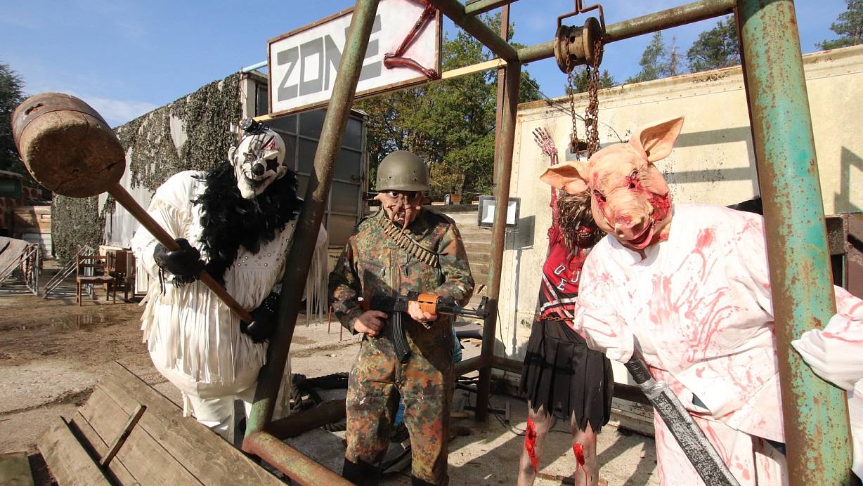 Fürs Foto posieren der fette Elvis (v. l.), der entstellte Sniffler mit Maschinengewehr im Anschlag und die blutverschmierte Piggy Watson. | © Sabine Kubendorff