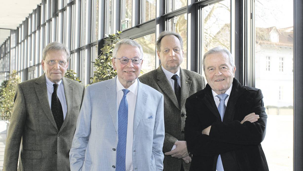Gibt nicht auf: Heinz Schmersal aus Wuppertal (r.) will gemeinsam mit seinen Anwälten Jürgen Saure (v.l.), Gerhard Strate und Hasso Werk gegen angeblichen "Filz" am Bilster Berg kämpfen. | © Manuela Puls