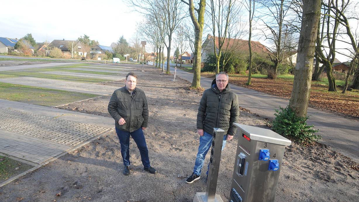Die Bauarbeiten am neuen Wohnmobil-Stellplatz kommen gut voran. Auch Installationen sind bereits fertig, merken Christoph Flieder (l.) und Oliver Zierenberg von der Stadt Rahden an. | © Joern Spreen-Ledebur