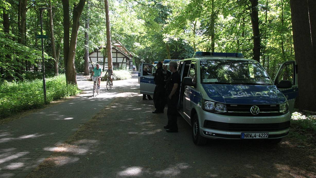 13 Uhr mittags, Sielpark, die Einsatzkräfte der Polizei und ein paar Radler waren gute Freunde am Vatertag in einer entspannten Atmosphäre. | © Wolfgang Döbber