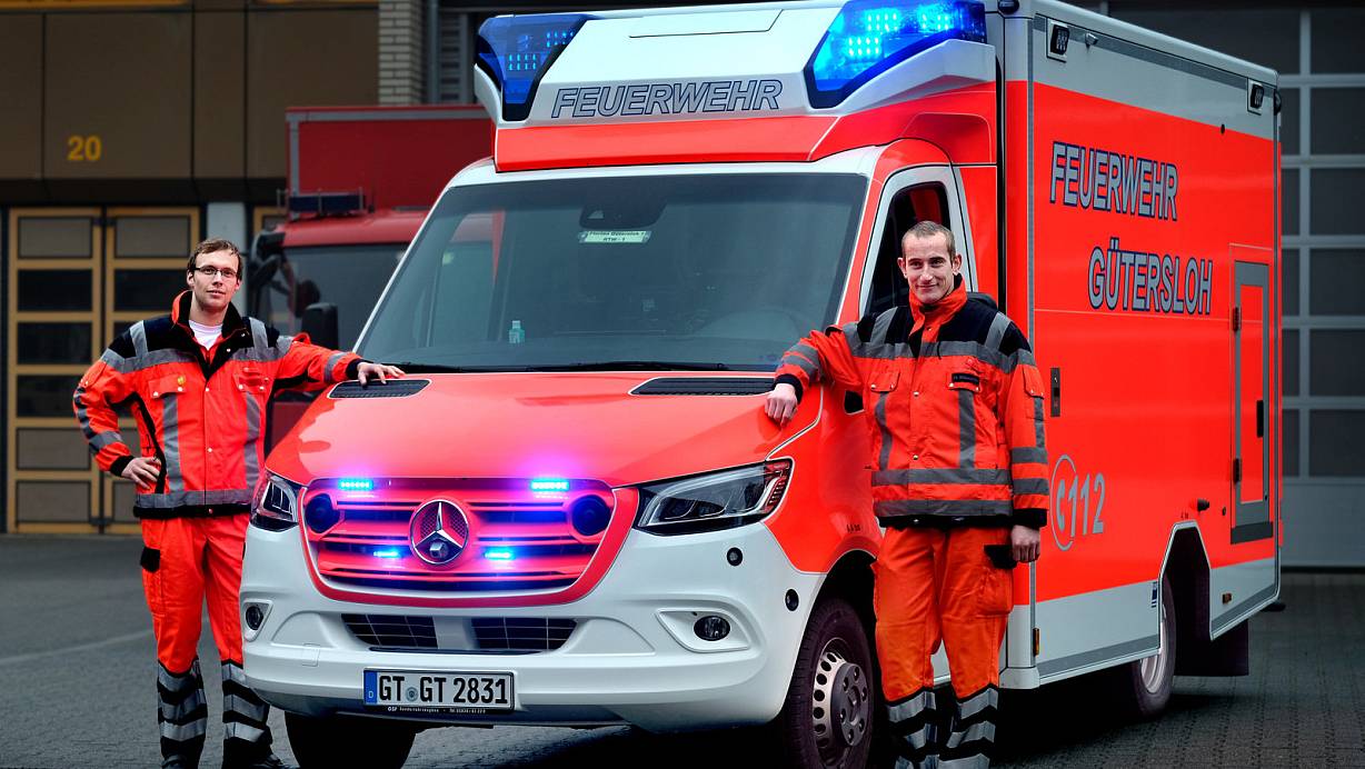 Notfallsanitäter Tobias Becker (30, l.) und Rettungssanitäter Christoph Wienströer (27) am neuen Rettungswagen. | © Andreas Frücht