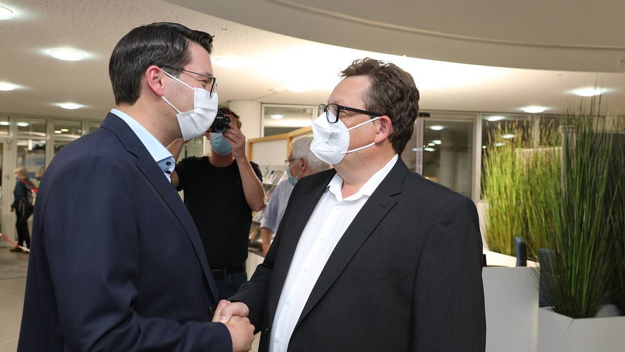 Joachim Ebmeyer (CDU) gratuliert Stefan Schwartze als Gewinner der Wahl. | &copy; Frank-Michael Kiel-Steinkamp