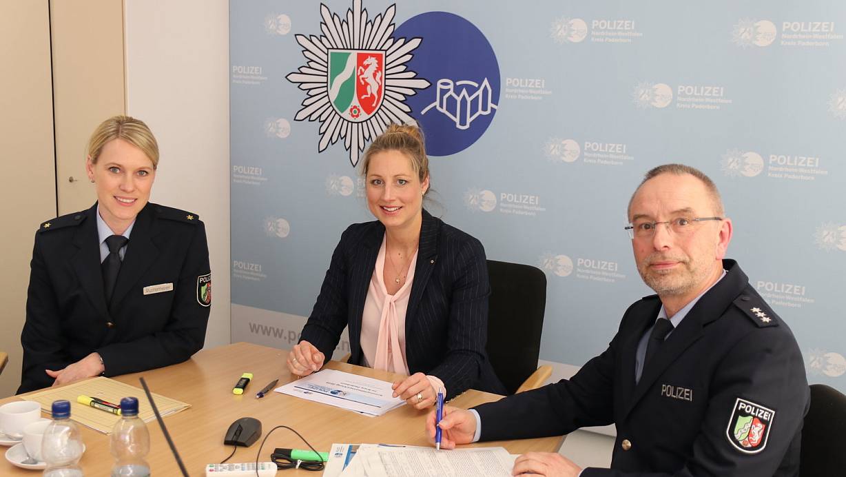 Polizeirätin Sonja Rustemeier, Kriminaloberätin Verena Mertens und Polizeihauptkommissar Michael Biermann stellen die Zahlen zur Kriminalitätsentwicklung vonr. | © Marc Schröder
