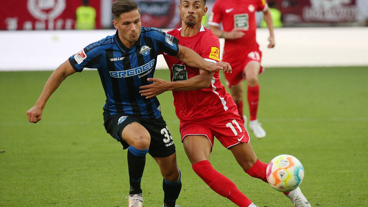 Marcel Hoffmeier (l.), hier im Duell gegen Lauterns Kenny Prince Redondo, kam vom Regionalligisten Preußen Münster zum SC Paderborn und ist bislang die wohl größte positive Überraschung. | © picture alliance