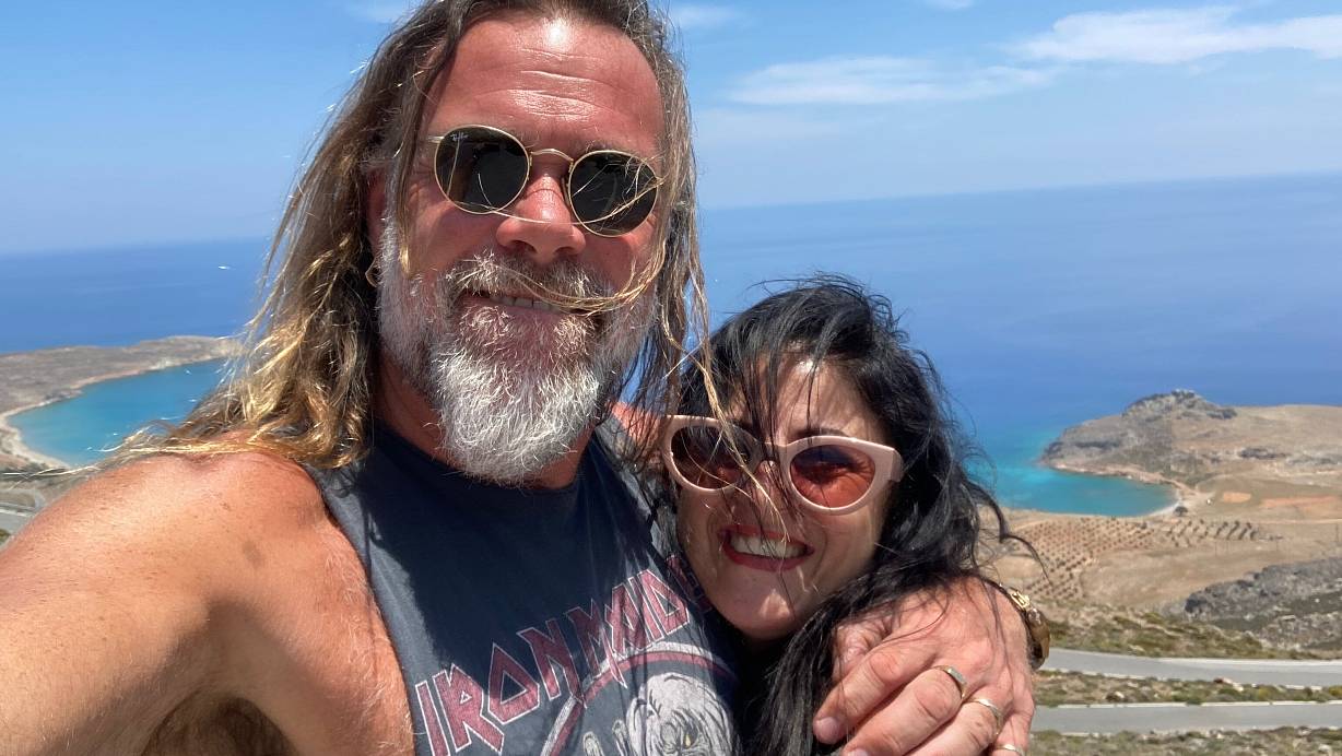 Oliver Weers aus dm Kreis Gütersloh posiert auf Kreta mit seiner Freundin Popi. | © Oliver Weers