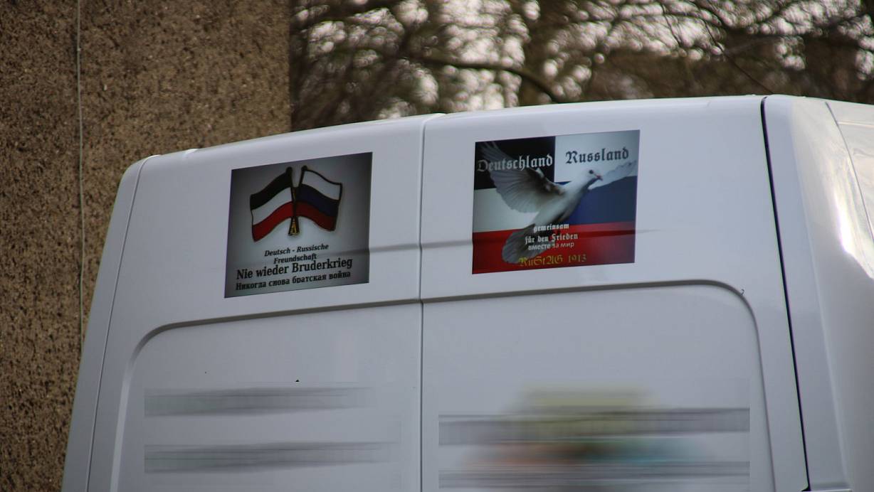 Der Festgenommene aus dem Mindener Norden machte keinen Hehl aus seiner Einstellung und plakatierte sein Fahrzeug entsprechend. | © Vasco Stemmer