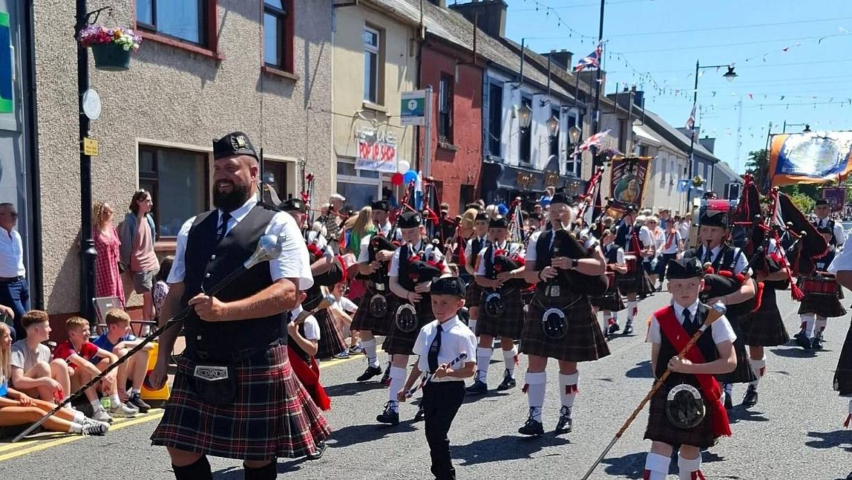 Liam Palmer (weißes Hemd) marschierte als einziges Kind aus Deutschland bei der großen Parade in Nordirland mit. | © privat