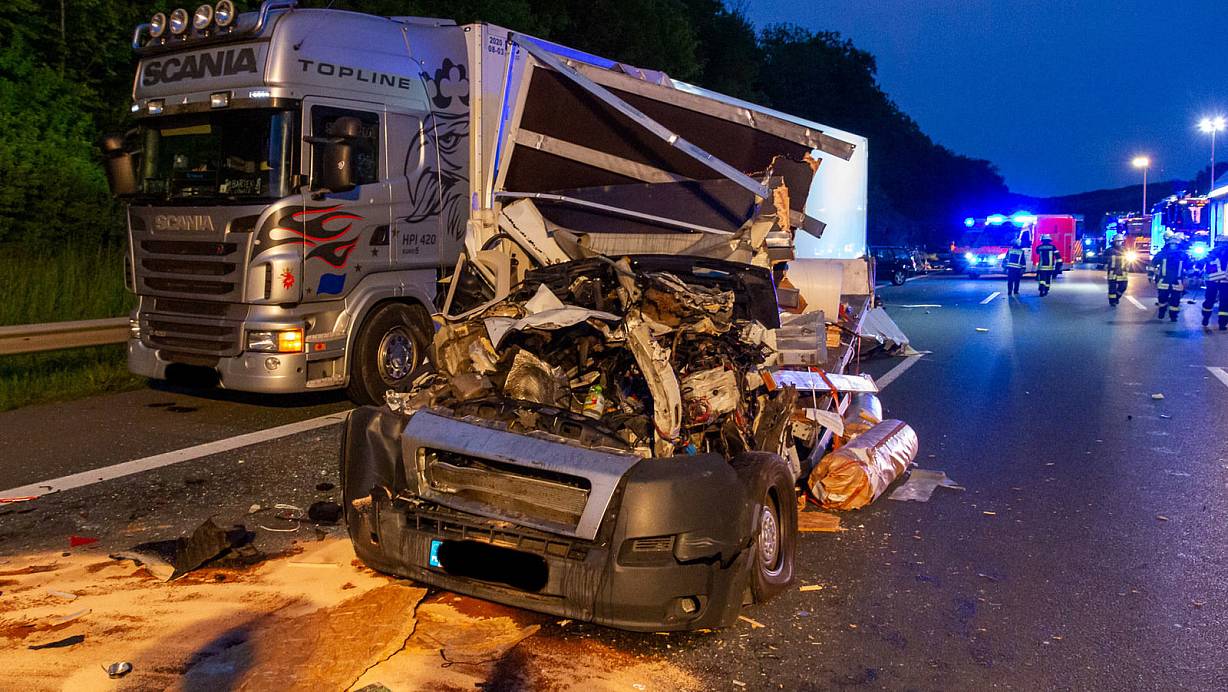 Der Fahrer des Kleinlasters erlitt lebensgefährliche Verletzungen. | © Feuerwehr Porta/Michael Horst