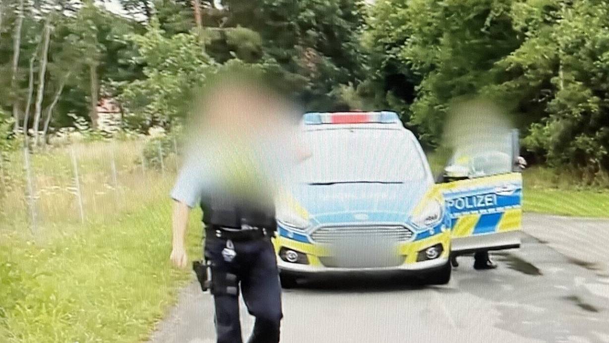 Gegen einen Polizisten ermittelt die Staatsanwaltschaft Bielefeld unter anderem wegen Nötigung. | © Screenshot/Sat.1