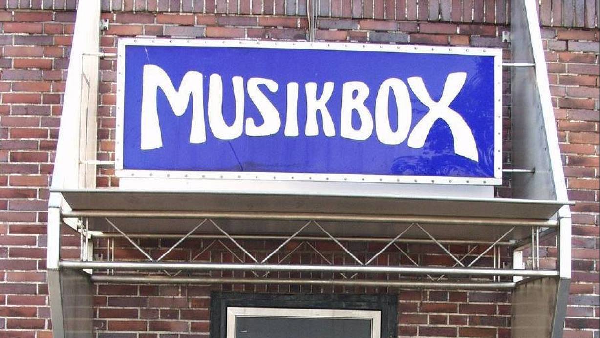 Vor der Diskothek "Musikbox" an der Portastraße kam es zu einer Schlägerei, in dessen Verlauf ein 18-Jähriger einen 20-jährigen Mann aus Obernkirchen mit einem Messer verletzt hat. | © MT-Archiv