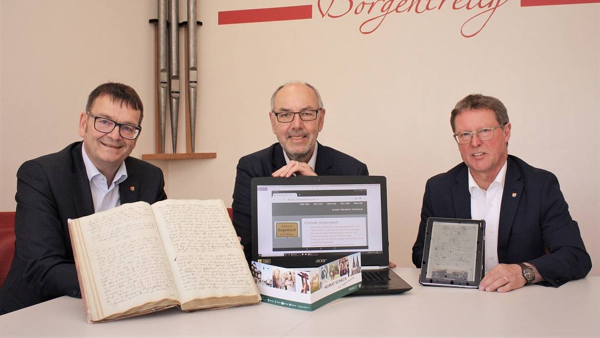 Stadtchronik: Bürgermeister Rainer Rauch (v. l.) präsentiert das Werk, Ortschronist Hubertus Hartmann und Ortsvorsteher Werner Dürdoth zeigen die digitale Version der Seiten. | © Stadt Borgentreich