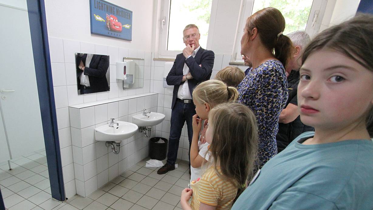 Bei der Ortsbesichtigung waren auch Bürgermeister Andreas Hüffmann und Schulamtsleiter Uwe Schröder mit dabei. | © Björn Kenter