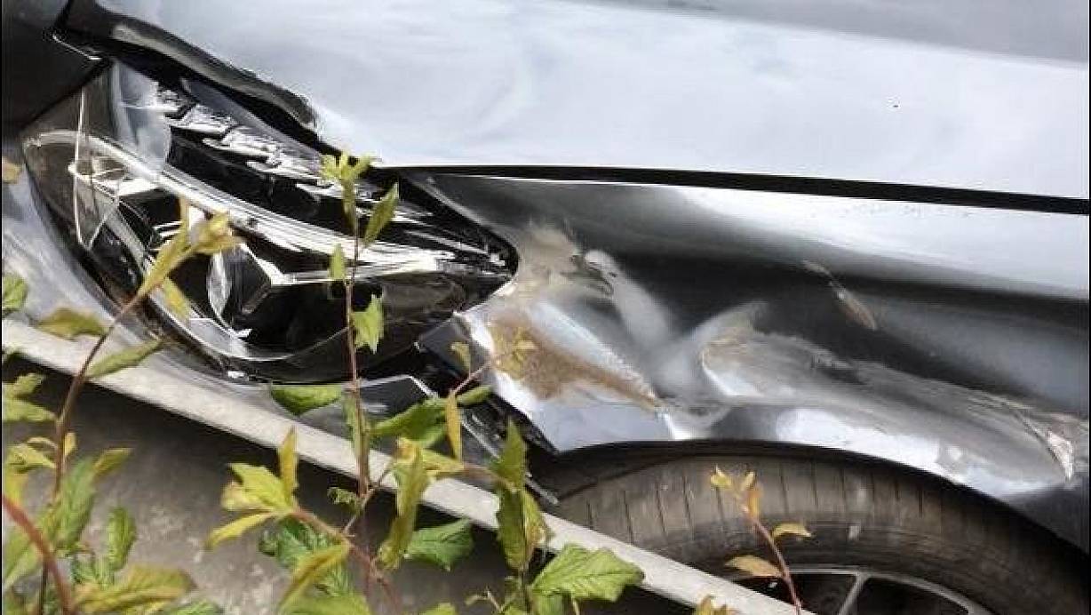 Stark beschädigt, bleibt der Mercedes nach dem Unfall auf der linken Spur stehen. | © privat/Denise Ulrich