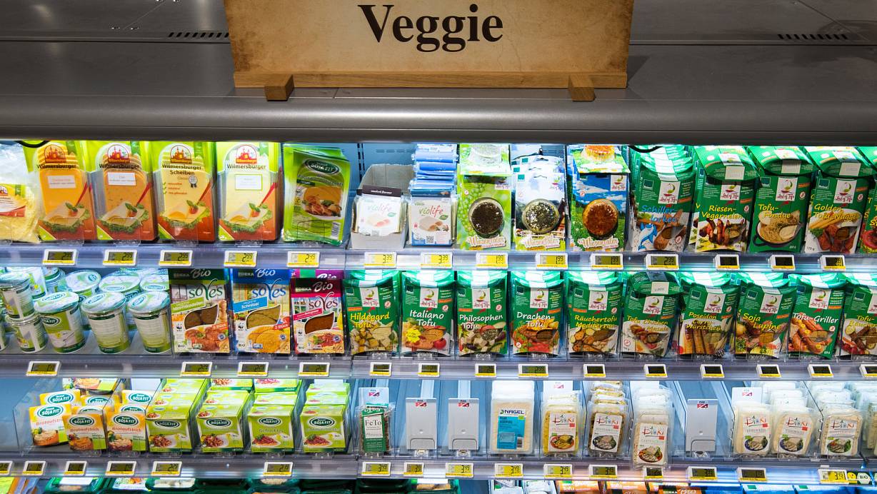Großes Angebot: Supermärkte haben inzwischen viele vegetarische und vegane Produkte im Sortiment, quasi als Fleischersatz. | © dpa