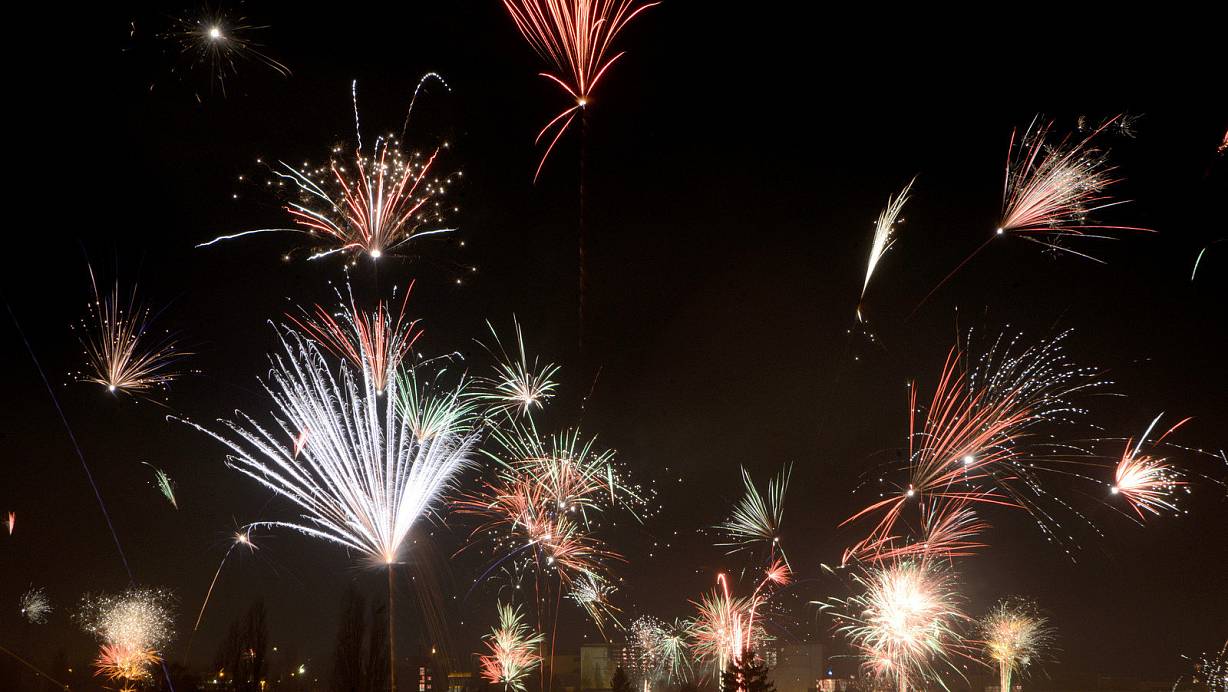 Wie hier in Paderborn ist der Jahreswechsel kräftig gefeiert worden. 2017 treten einige Änderungen in Kraft. | © Marc Köppelmann
