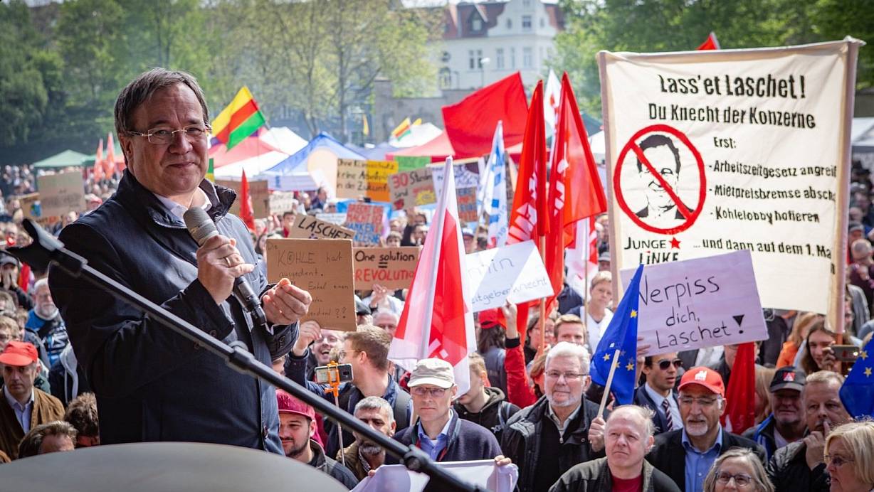 Der Auftritt von Armin Laschet bei der Mai-Kundgebung in Bielefeld stie&szlig; auf wenig Gegenliebe. | &copy; Mike-Dennis M&uuml;ller