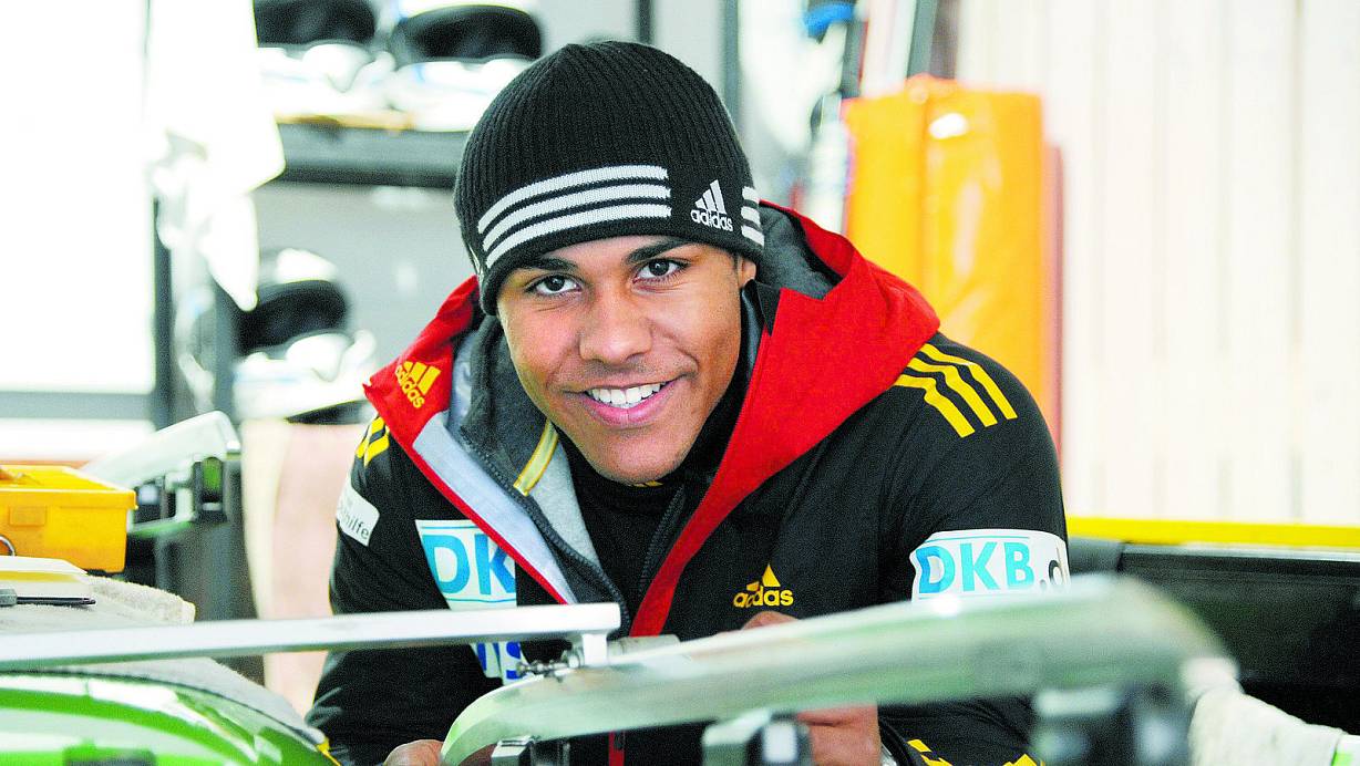 Ein Anschieber bei der Kufenpflege: Joshua Bluhm hofft, dass das Material an diesem Wochenende passt. Bei der Junioren-Weltmeisterschaft in Winterberg will er dann den Bob von Pilot Johannes Lochner auf Touren bringen. | © dpa