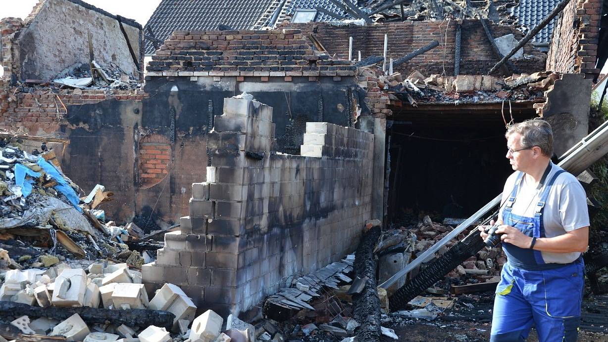 Thomas Möller von der Kriminalpolizei Minden untersucht die Brandruine an der Lübbecker Straße. Mit der Kamera hält er den entstandenen Schaden fest. | © Doris Christoph