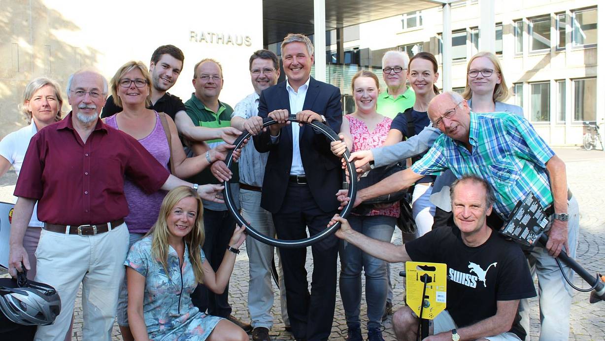 Preise rund ums Rad: Bürgermeister Henning Schulz (Bildmitte) und die Fahrradbeauftragte Katharina Pulsfort (r., hintere Reihe) bedankten sich bei den Teilnehmern des Stadtradelns und überreichten die Preise. | © gpr