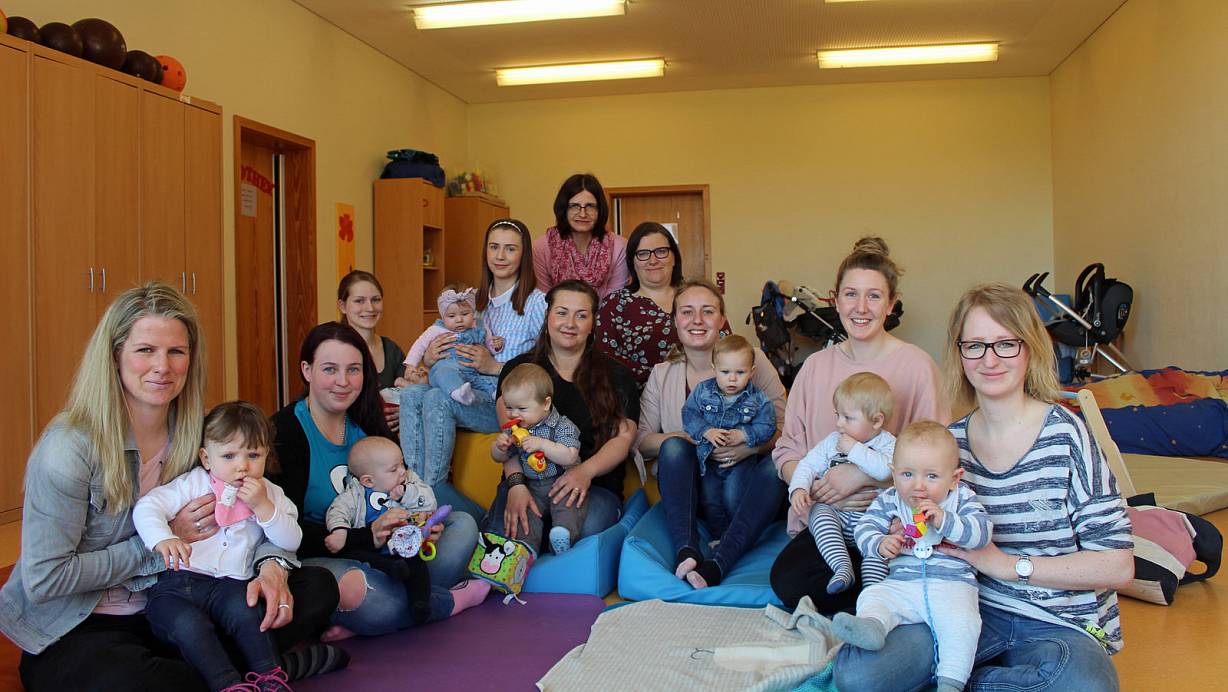 Quirlige Runde: Der Babytreff in Enger, mit Jacqueline Jobs und Tochter Isabelle (3. v. r.), hat immer Spaß. Für die Mütter sind auch Erfahrungsaustausch und Gespräche wichtig. | © Ev. Jugendhilfe Schweicheln