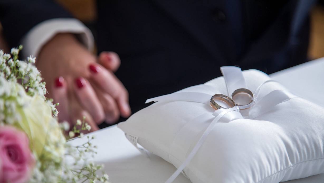 In Paderborn behalten immer mehr Männer und Frauen nach der Heirat ihren eigenen Nachnamen. | © picture alliance / dpa Themendienst