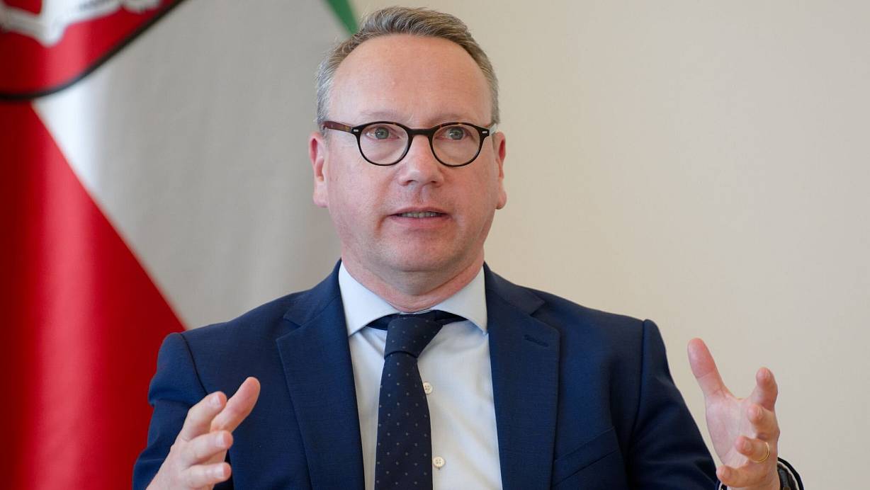 NRW-Justizminister Benjamin Limbach möchte wieder an Bundeswehrübungen teilnehmen und lässt sich erneut mustern. | © Henning Kaiser/dpa