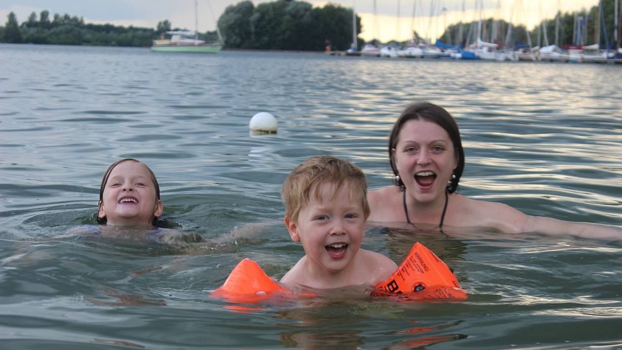 Im Wasser: Amelie (6 Jahre), Emil (2 Jahre) und Mutter Susann Purucker baden im Lippesee in Paderborn. | © Franz Purucker