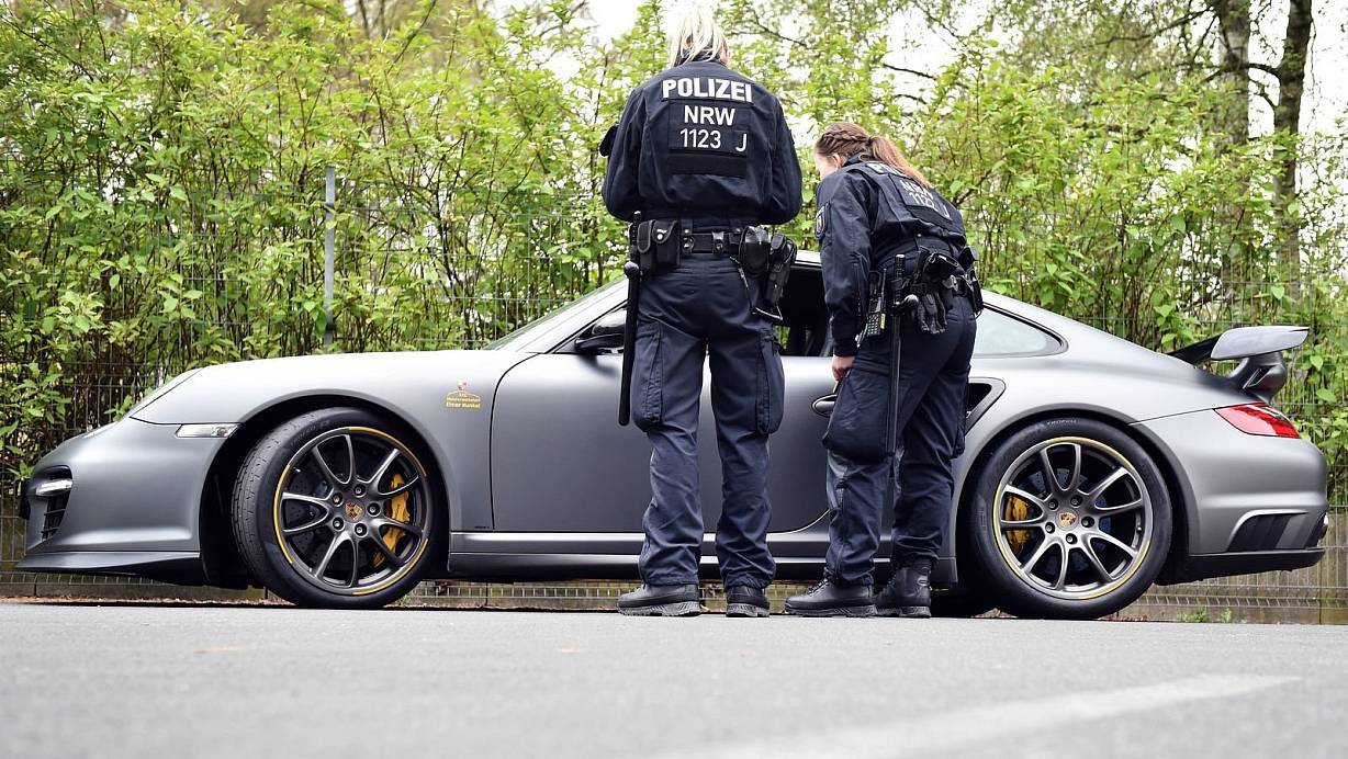 Die Polizei will Treffpunkte der Szene ausmachen, frisierte Wagen kontrollieren und falls n&ouml;tig auch aus dem Verkehr ziehen. | &copy; Verwendung weltweit