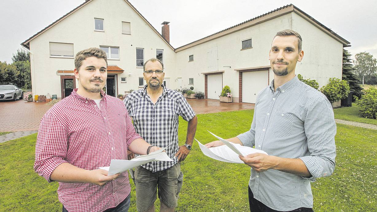 Julian, Vater Ralf und Dominik Deppe (v. l.) mit Schriftwechsel vor dem Haus, das sich seit mehr als 100 Jahren im Familienbesitz befindet. | &copy; Bernhard Preu&szlig;