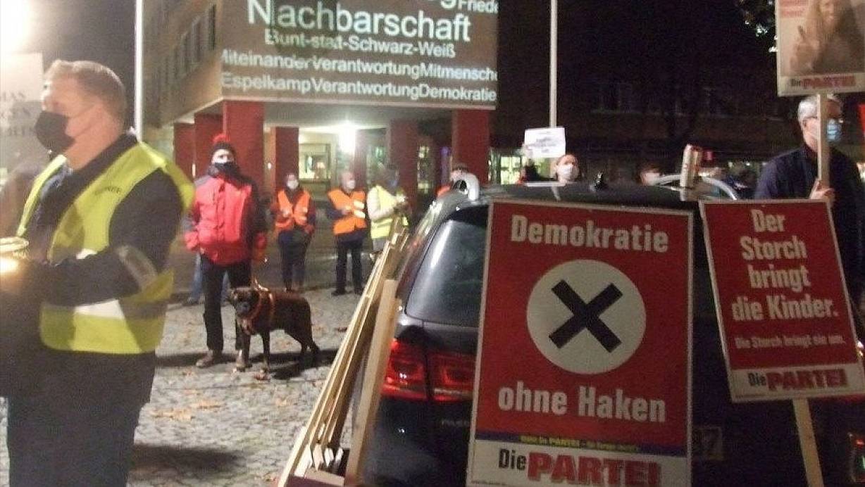 Viele Plakate gab es während der Aktion eines breiten Bündnisses zu sehen, das sich gegen den Bezirksparteitag der AfD im Espelkamper Bürgerhaus zusammengeschlossen hatte. | © Karsten Schulz