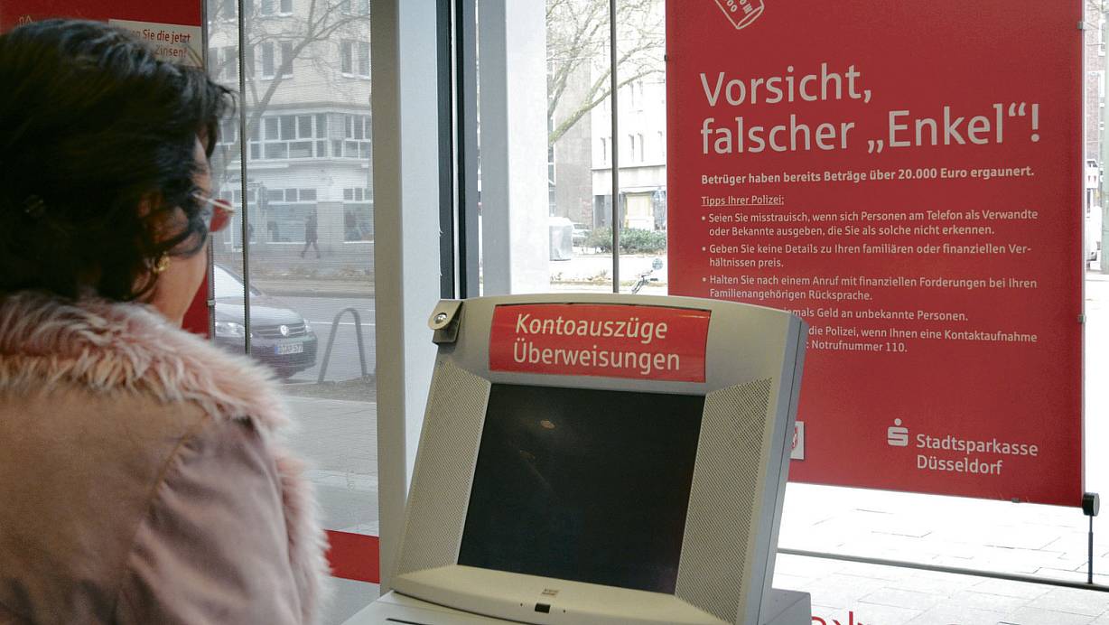 Selbstbedienung: Bankautomaten ermöglichen kostenlose Überweisungen. Aber einige Kunden sind unsicher im Umgang mit den SB-Terminals - beispielsweise Senioren. | © picture alliance / dpa