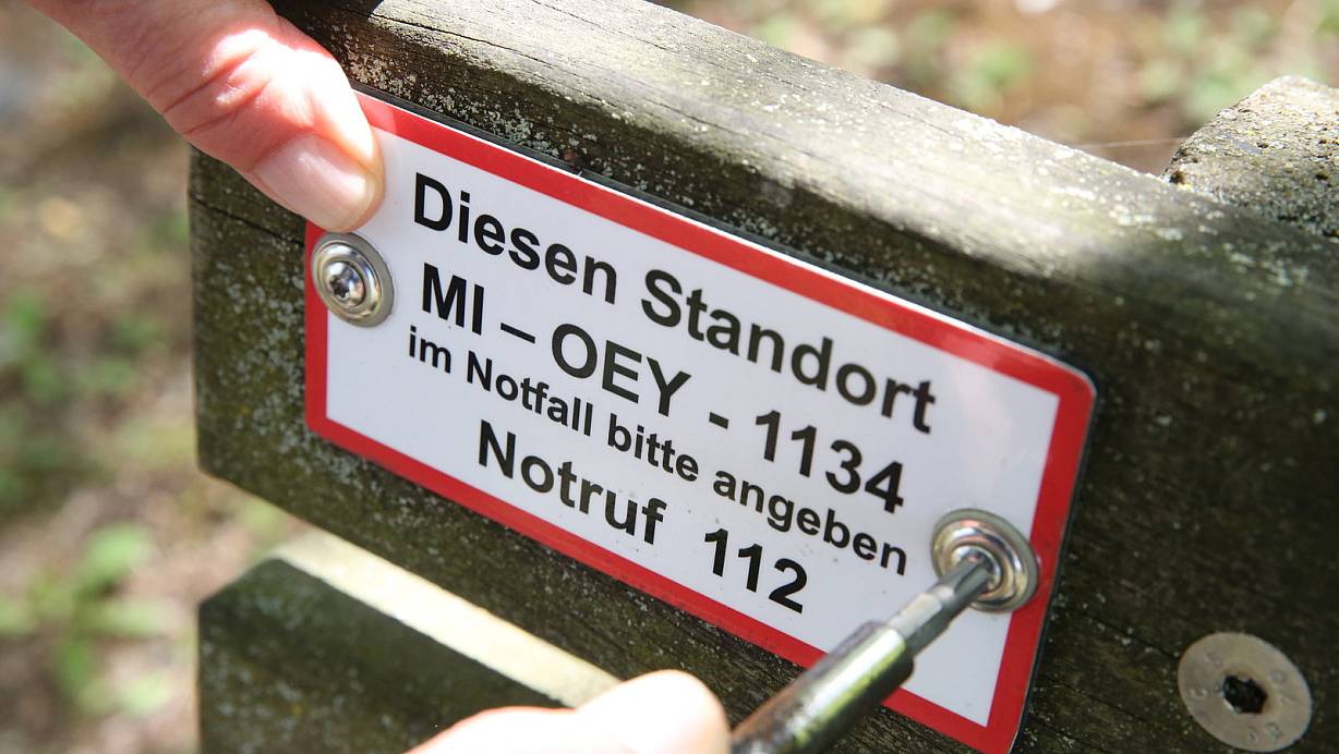 Sitzt fest: Ein Schild mit den GPS-Rettungspunkten am Eingang zum Siekertal an der Schützenbrücke. | © Elke Niedringhaus-Haasper