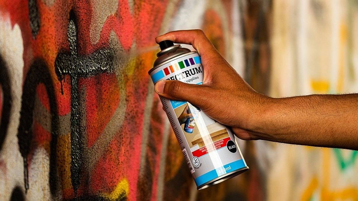 Gesprüht: Der Verdächtige soll einen Brückenpfeiler mit Sprühlack (Symbolfoto) verunziert haben. | © Pixabay