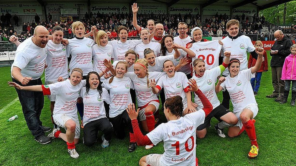 Vor großer Kulisse sorgte der FSV Gütersloh mit seiner bald ehemaligen Nummer 10 (Lina Magull) für emotionale Momente. | © FOTO: RAIMUND VORNBÄUMEN