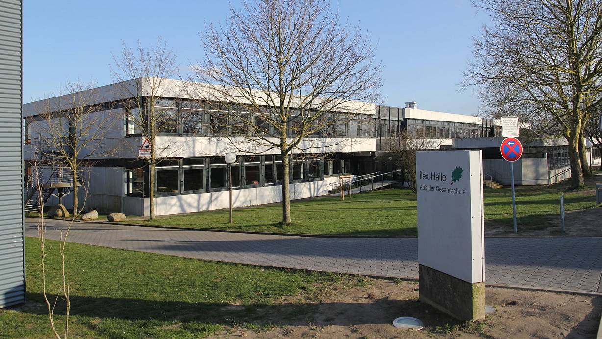 Der Einbrecher suchte das Vereinsheim am Sportplatz an der Gesamtschule Hüllhorst auf und zertrümmerte auch eine Scheibe am Schulgebäude. | © Klaus Frensing