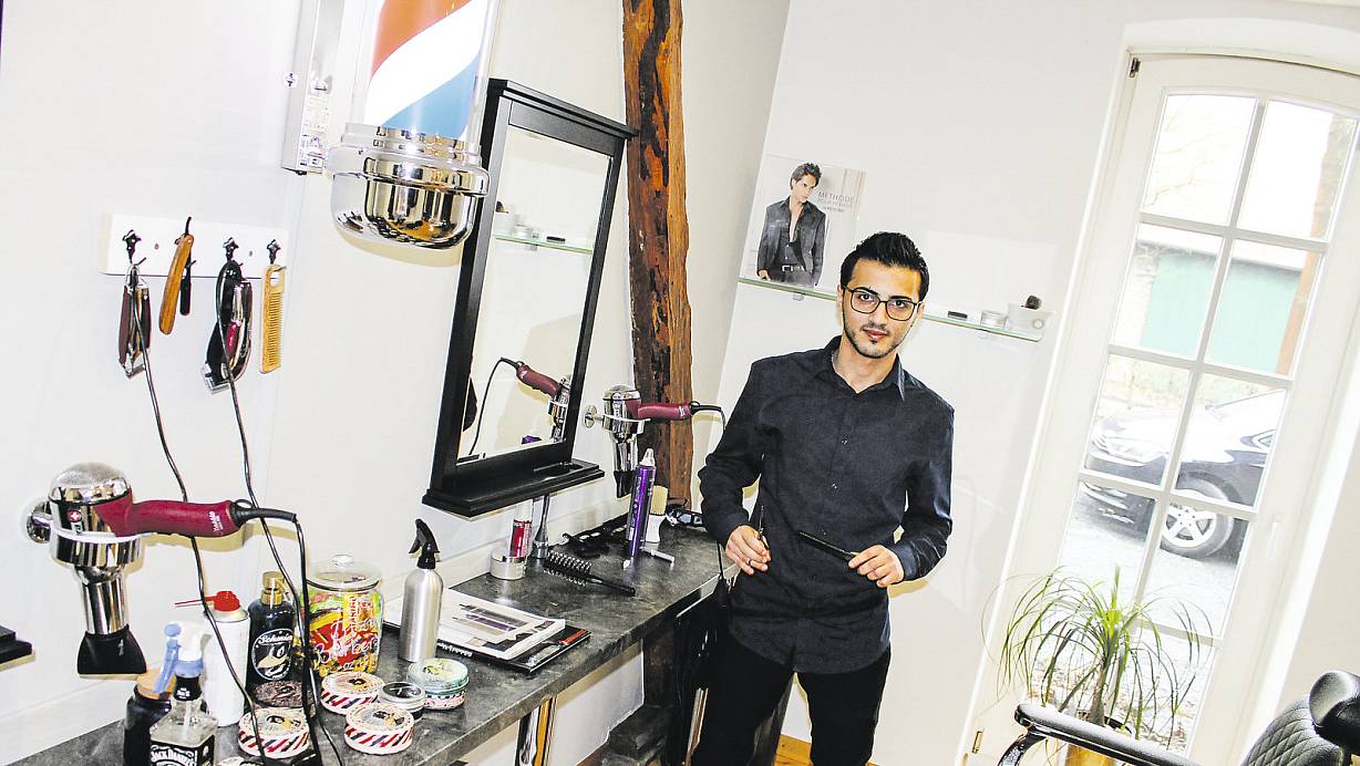 Mit Leidenschaft dabei: Joan Alkhalaf in dem Friseursalon „Carpe Diem" in Bergheim. | © Agentur für Arbeit