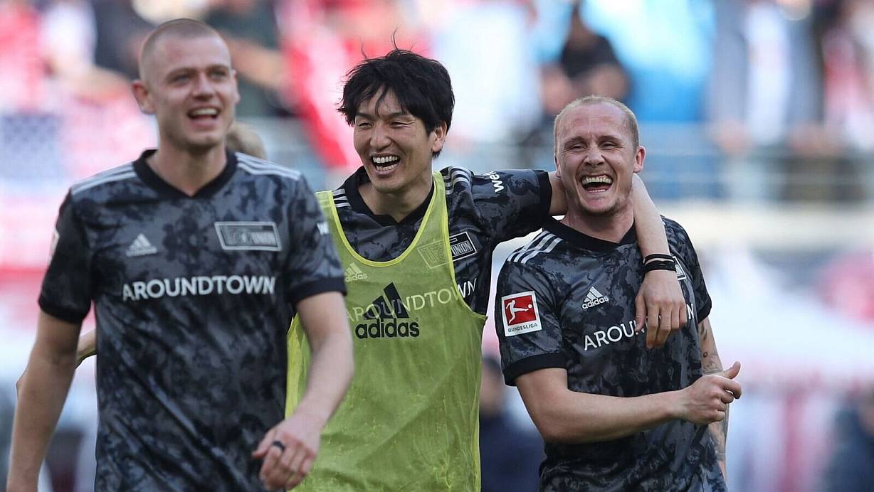 Sven Michel (r.) und sein Teamkollege Genki Haraguchi sind nach dem Berliner 2:1-Erfolg in Leipzig sichtlich guter Laune. | © AFP