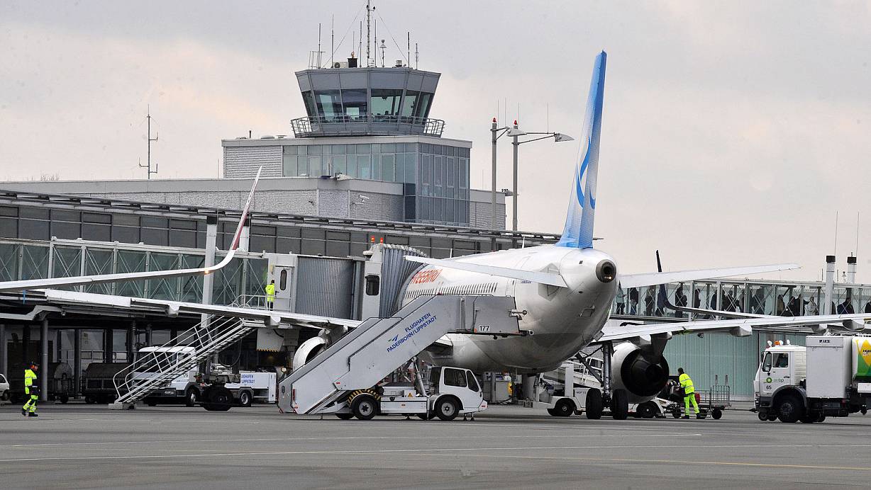 Die Flugbetriebsfl&auml;chen m&uuml;ssen neu asphaltiert werden: F&uuml;r die Ma&szlig;nahmen auf dem Vorfeld hat die Flughafen Paderborn/Lippstadt GmbH Investitionskosten in H&ouml;he von 2,5 Millionen Euro kalkuliert. | &copy; Marc K&ouml;ppelmann