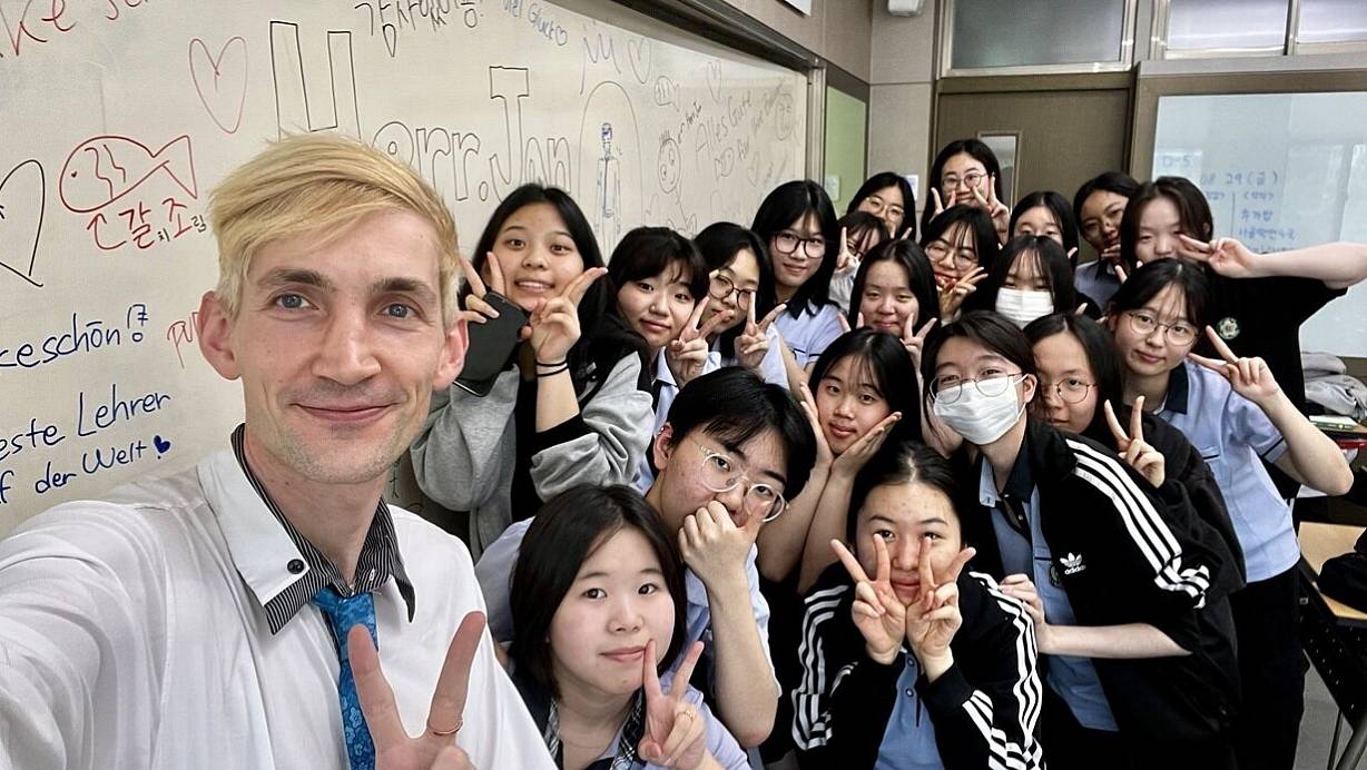 Jan Ristok, Deutschlehrer aus Bielefeld, mit seiner Klasse in Seoul. | © Jan Ristok