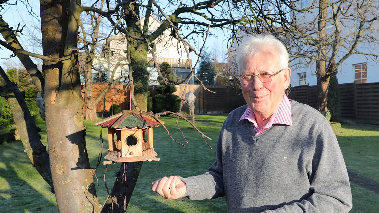 Heinrich Wulff füttert die Vögel in seinem Garten am Ortsieker Weg. Hier war auch die Wetterstation, die hier 116 Jahre bestand. | © Frank-Michael Kiel-Steinkamp