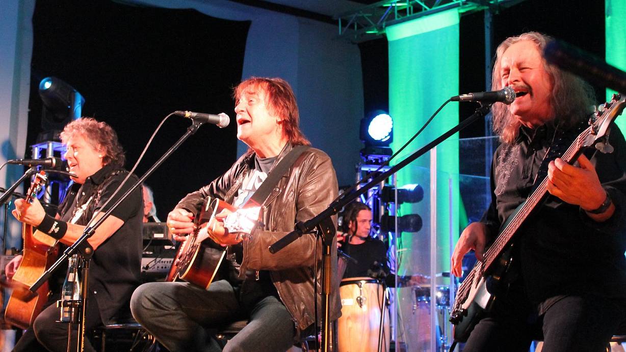 Ostrocker an der Gitarre: Die Puhdys nehmen Abschied von OWL in der Dringenberger Zehntscheune. | © Manuela Puls