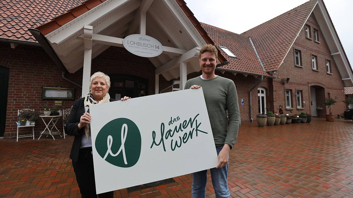 Ute Kruse und Tim Schwengel stehen vor dem Eingang des Bauerncafés, das künftig "Das Mauerwerk" heißen wird. | © Nicole Sielermann