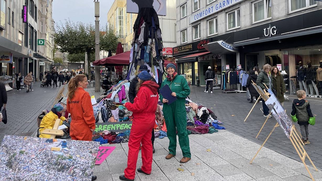 In der Bielfeder Fußgänger protestierte Greenpeace mit einer fünf Meter hohen Statue aus Altkleidern gegen Fast-Fashion. | © Philipp Köster