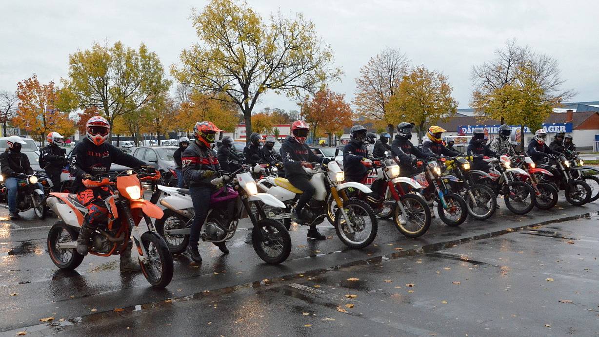 Die Motorrad-Crew „TDC" führte die Gedenkfahrt für ihr verstorbenes Mitglied an. Von Barkhausen fuhren sie gemeinsam zur Unfallstelle nach Frille. | © Sebastian Radermacher