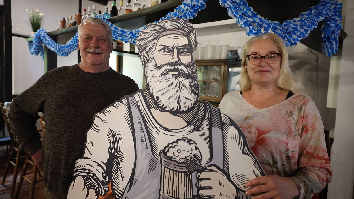 Friedrich und Stefanie Hempelmann mit einem Abbild von Fritz Marks, besser bekannt als "Wilder Schmied", dem Namenspatron des Ausflugslokals auf dem Kamm des Wiehengebirges. | © Jörg Stuke