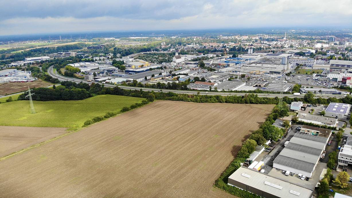 Der Campus für Brandschutz, Rettungsdienst und Katastrophenschutz von Kreis und Stadt Paderborn soll auf der freien Fläche (Wiese und Acker) an der Barkhauser Straße in Paderborn entstehen. Oberhalb angrenzend verläuft die B64. | © Jens Reddeker
