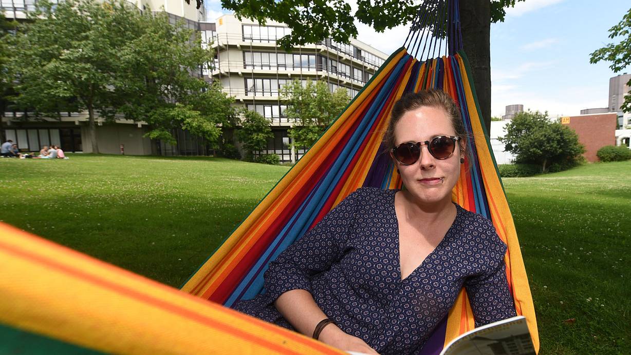 Auf der Wiese vor der Universität sitzen Studenten und ruhen sich aus. Auch die Hängematte passt hier gut hin. | © Marc Köppelmann