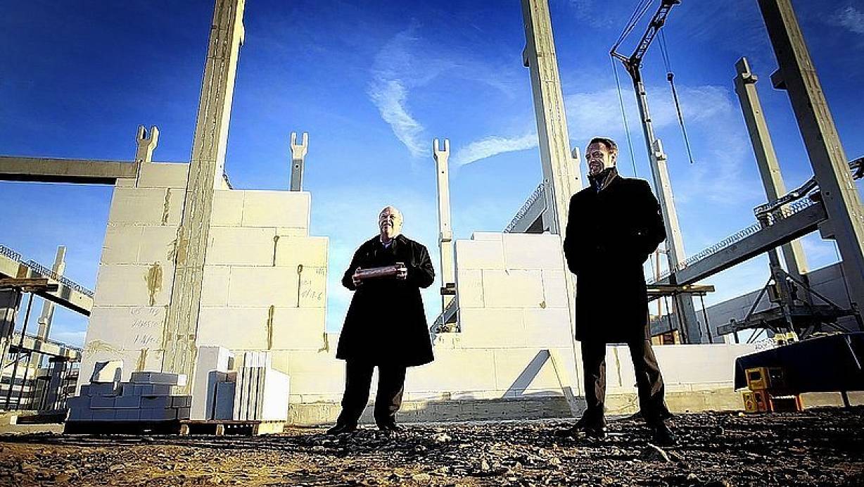 Siegbert Wortmann und Tom Knicker (v.l.) gründeten vor 26 Jahren einen Computerhandel im Hüllhorster Ortsteil Büttendorf. Am Freitag weihten sie das neue Rechenzentrum im Tengeraner Industriegebiet ein. | © FOTO: TYLER LARKIN